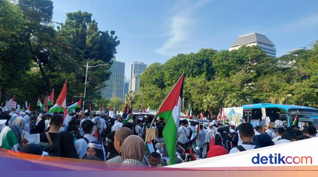 Demo di Kedubes AS Jakarta, Massa Minta Biden Hentikan Perang di Palestina