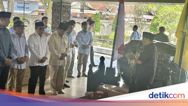 Prabowo Ziarah Makam Bung Karno, Ditemani AHY hingga Emil Dardak