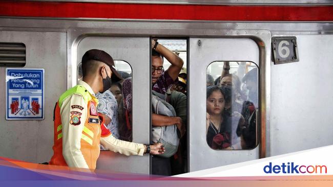 Keluh Kesah Penumpang KRL Akibat Kereta Kebanyakan 8 Rangkaian