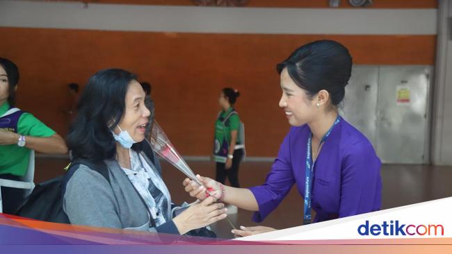 Sambut Hari Ibu, AP1 Bagi-bagi Bunga buat Ibu-ibu di Bandara