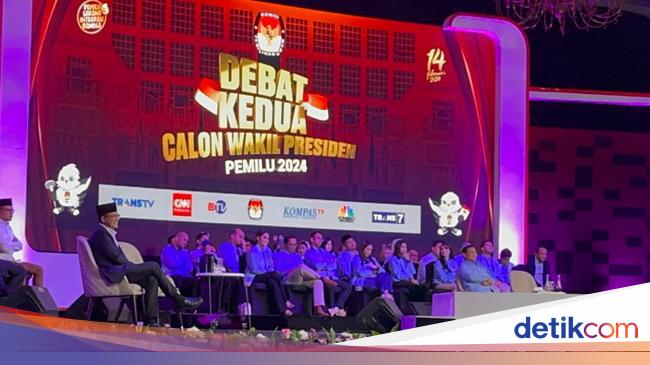 Anies Geleng Kepala Saat Gibran Jelaskan Soal Pajak ke Mahfud Md