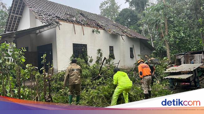 Rumah Warga di Blitar Rusak Usai Diterjang Hujan dan Angin Kencang