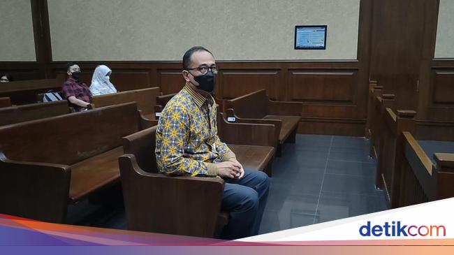 Rafael Alun Pakai Batik Seragam Ditjen Pajak Jaksel Saat Baca Pleidoi