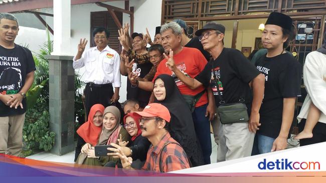 Datangi Kampung Halaman Ganjar, Atikoh Disambut Antusias Warga