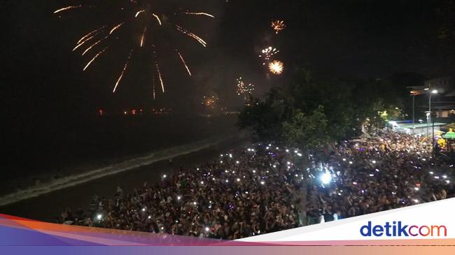 Warga Tumpah Ruah Rayakan Tahun Baru 2024 di Kuta Bali