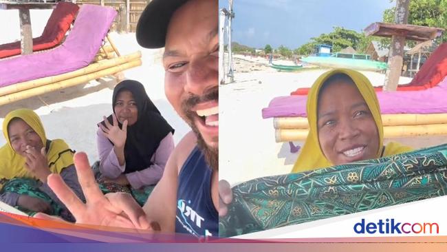 Sarung Berbahasa Internasional: Pedagang Asongan di Pantai Aan Lombok Menjadi Viral