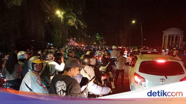 Warga Padati Tugu Kujang Bogor Rayakan Tahun Baru, Lalin Sempat Macet