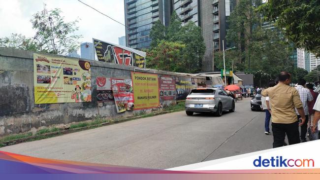 Mobil yang Disetop dan Ditemploki Petugas Dishub DKI Tak Parkir Liar