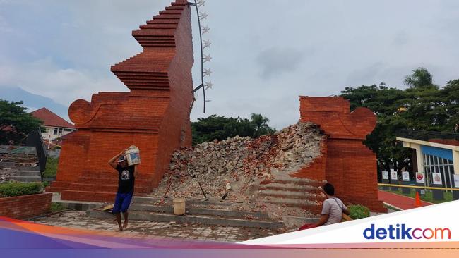 Gapura Taman Pataraksa Cirebon Ambruk, Bupati Salahkan Kontraktor