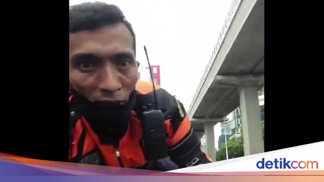 Petugas Dishub DKI Nemplok di Kap Mobil dari Setiabudi ke Menteng