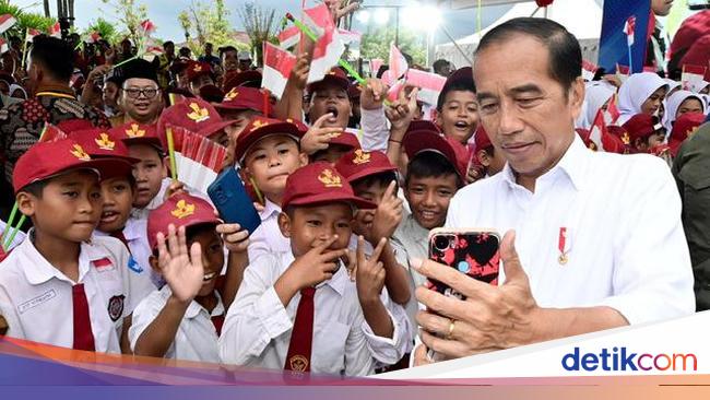 Momen Siswa SD Rebutan Selfie Bareng Jokowi saat Resmikan Bendungan Karian