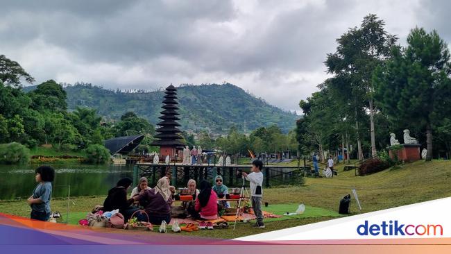 Menikmati Keindahan Jawa-Bali di Bandung, Temukan Pesona Pura Tengah Danau Sejuk