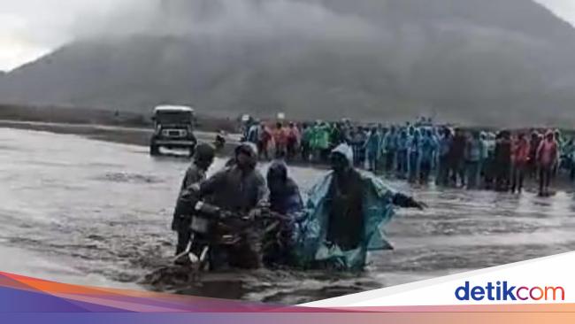 Lautan Pasir Bromo Banjir, Wisatawan Harap Hati-hati Saat Hujan