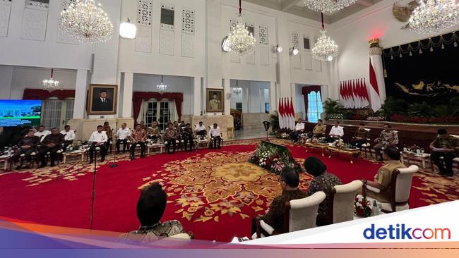 Jokowi Pimpin Sidang Kabinet Paripurna, Luhut hingga Mahfud Hadir