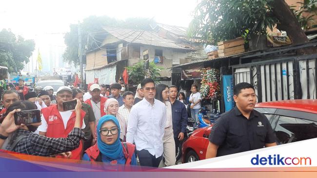 Kaesang Bagi-bagi Sembako Tebus Murah di Petamburan Jakpus