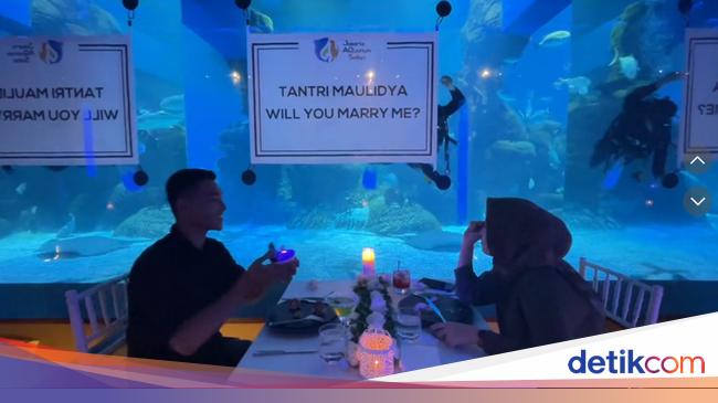 Lamaran Viral Bikin Baper, Pria Lamar Pacar Lewat Akuarium Raksasa di Jakarta