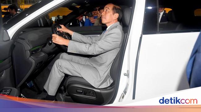 Presiden Jokowi Jajal VinFast Mobil buatan Vietnam