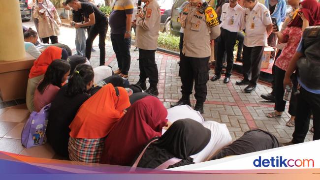 Kala Para Pelajar Tawuran di Jakpus 'Dihukum' Sujud di Kaki Orang Tua