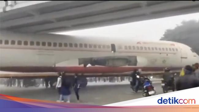 Terjadi Lagi di India, Pesawat Nyangkut di Jembatan