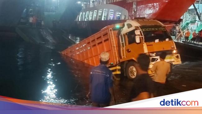 Truk Rem Blong Tercebur ke Laut saat Naik Kapal di Pelabuhan Gilimanuk