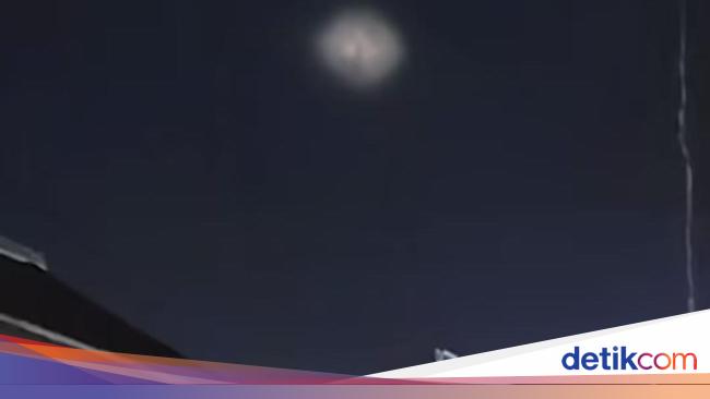 Pramugari Rekam Benda Aneh Berwarna Pink, Dicurigai UFO