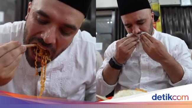 Ini Reaksi YouTuber Dubai Cicip Indomie di Warmindo Abang Adek