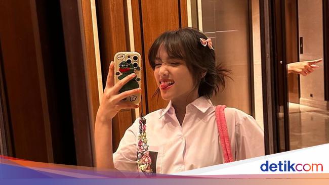 Gaya Fuji Cosplay Jadi Anak SMA Pakai Tas Unik Mirip Kasur, Segini Harganya