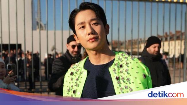 Jung Hae In Tampil Mencolok di Paris Fashion Week, Disebut Bak Lightstick