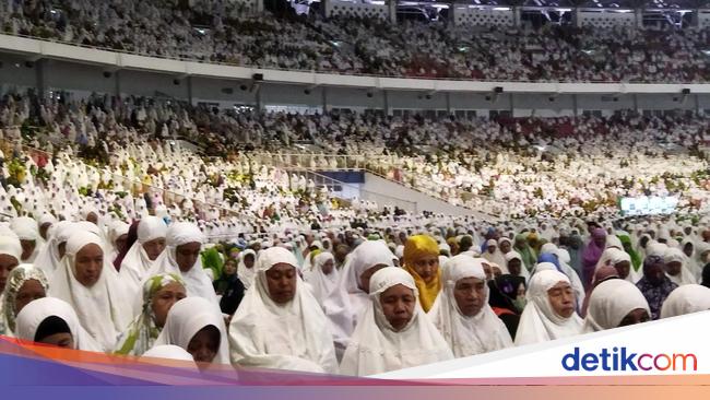 Jamaah Muslimat NU Salat Subuh Berjamaah di Stadion GBK