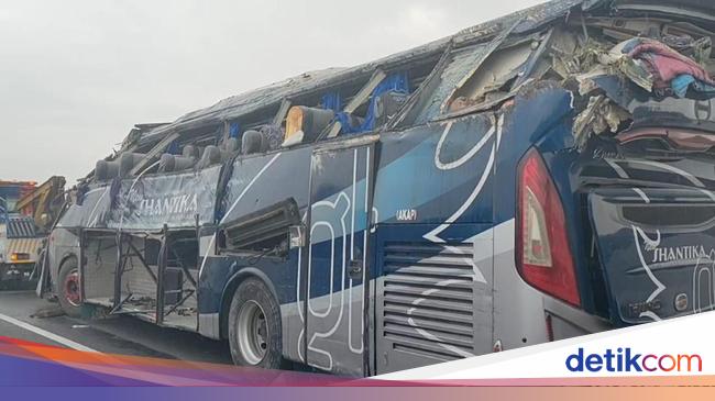 Aksi Babinsa Evakuasi Bayi dalam Bus yang Terjun di Tol Pemalang