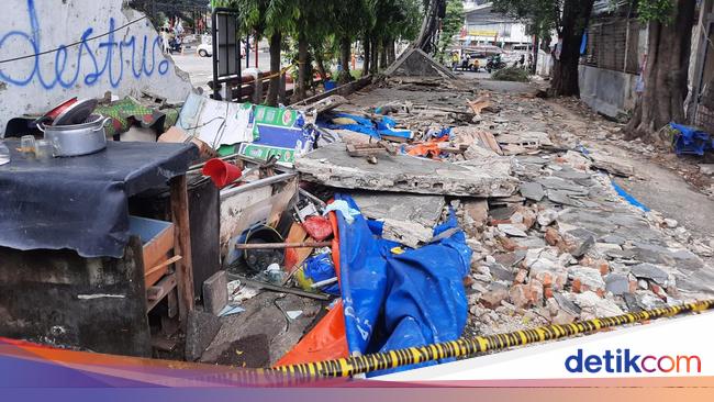 Puing Tembok Roboh di Tebet Belum Dibersihkan, Akses Lalin Masih Tertutup