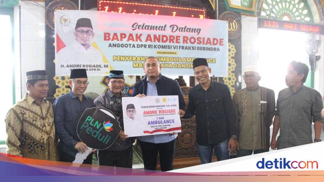 Andre Rosiade Serahkan 1 Unit Ambulans untuk Masjid Tertua di Kota Padang