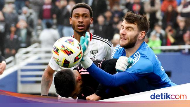 Foto: Aksi Maarten Paes Mentahkan Serangan Lionel Messi Cs