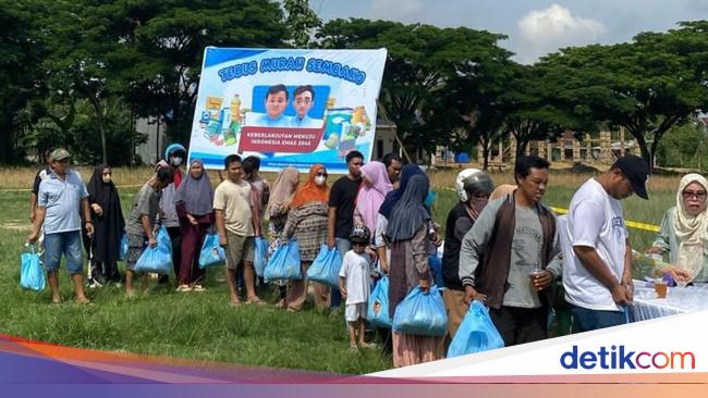 Warga Kendari Antre Tebus Murah Sembako dari Barisan RFG