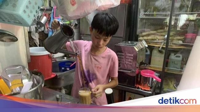 Bantu Bisnis Orang Tuanya, Bocah 14 Tahun Jualan Hingga Malam Hari