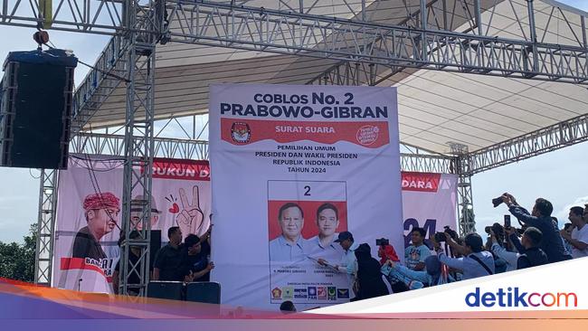 Emak-emak di Subang Simulasi Coblos Prabowo-Gibran saat Kampanye Akbar