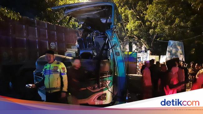 Bus Tabrak Truk di Gresik, 4 Orang Tewas