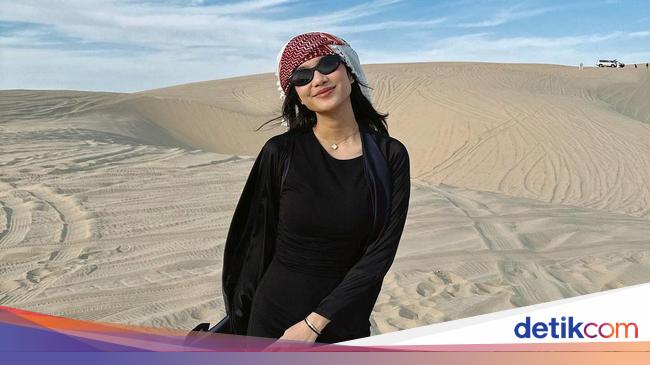 Wow, Azizah Salsha Memukau dengan Gayanya Bersorban di Gurun Qatar