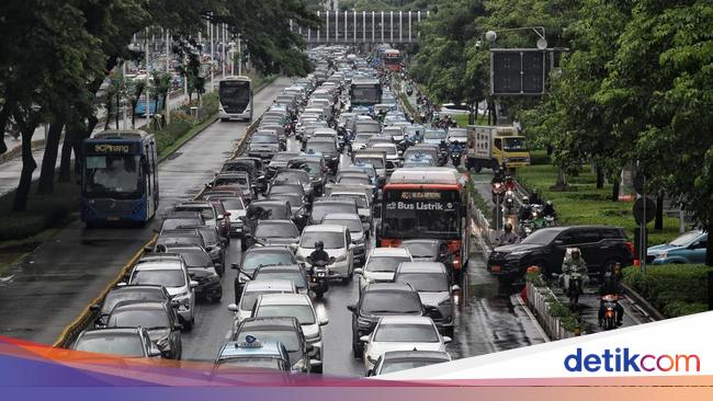 Jokowi Mengajak Masyarakat Manfaatkan Angkutan Umum untuk Mengurangi Kerugian Rp 100 Triliun akibat Macet