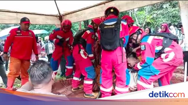 Damkar Bantu Pemakaman Warga Berbobot 182 Kg di Cibubur Jaktim