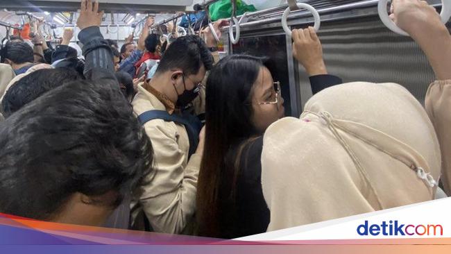 Penumpang Kepanasan di Gerbong Imbas KRL Gangguan di Pondok Ranji