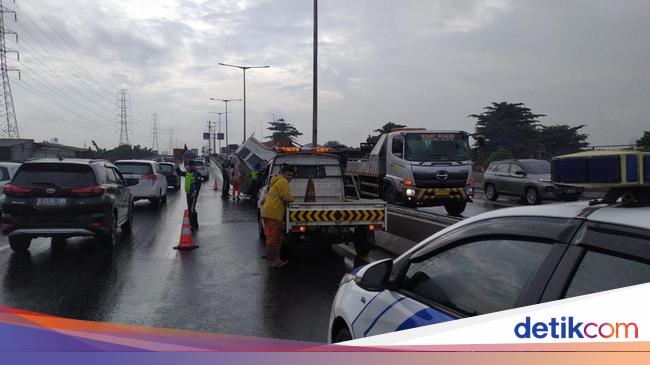 Tergulingnya Truk di Tol Wiyoto Wiyono Berimbas Kemacetan Dalam Skala Besar