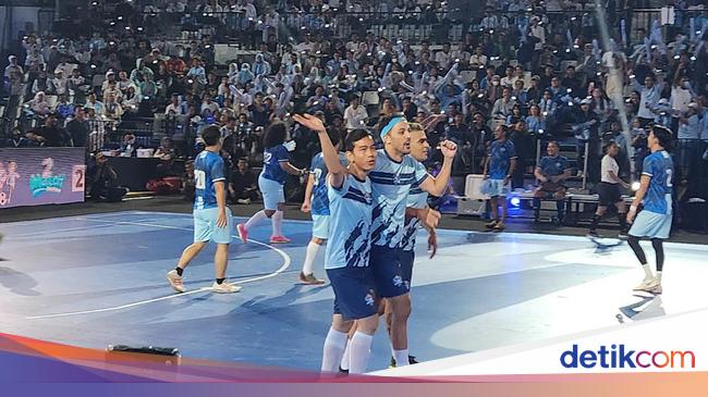 Gibran Main Futsal Bareng Artis-Atlet di Indonesia Arena, Cetak 1 Gol