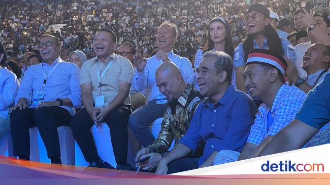 Momen Muzani-Ahmad Dhani Lesehan Dengarkan Prabowo Pidato di Istora