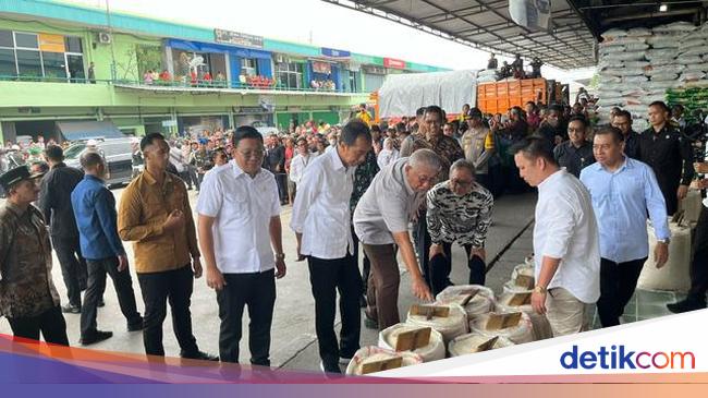 Jokowi Kunjungi Pasar Induk Beras Cipinang Untuk Pantau Kualitas dan Aksesibilitas Beras di Jakarta, Didampingi Zulhas-Heru Budi