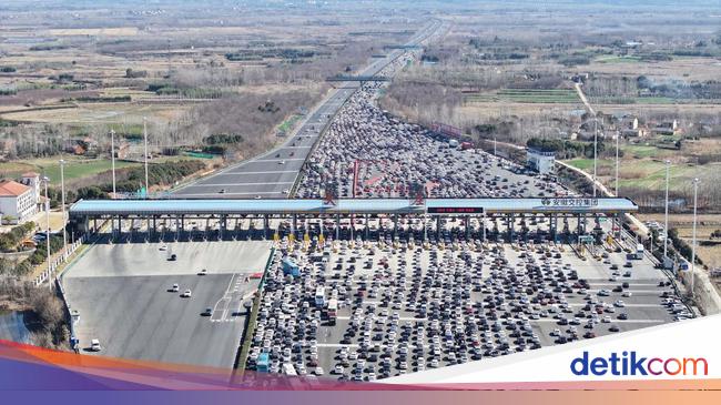 Antrean Kendaraan Muncul saat Festival Musim Panas di China
