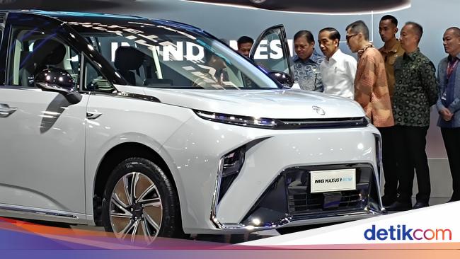 Jokowi Terkesan dengan Desain Futuristik Mobil MG