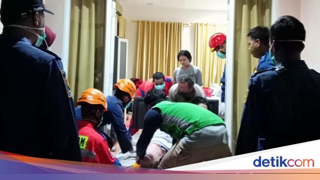 Damkar Bogor Bantu Evakuasi Wanita Obesitas ke Rumah Sakit