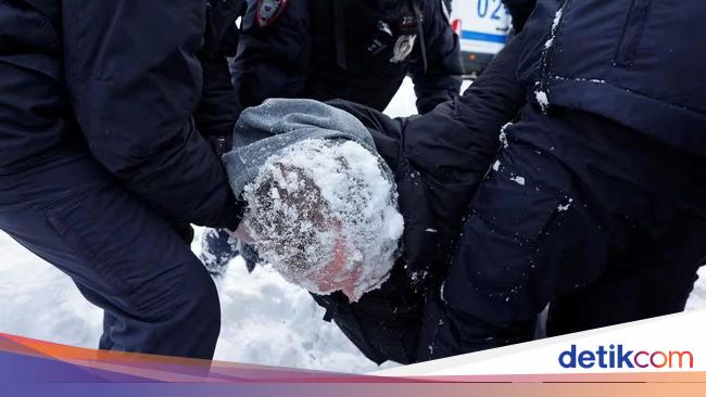 400 Orang Ditangkap di Rusia Saat Hadiri Acara Mengenang Alexei Navalny