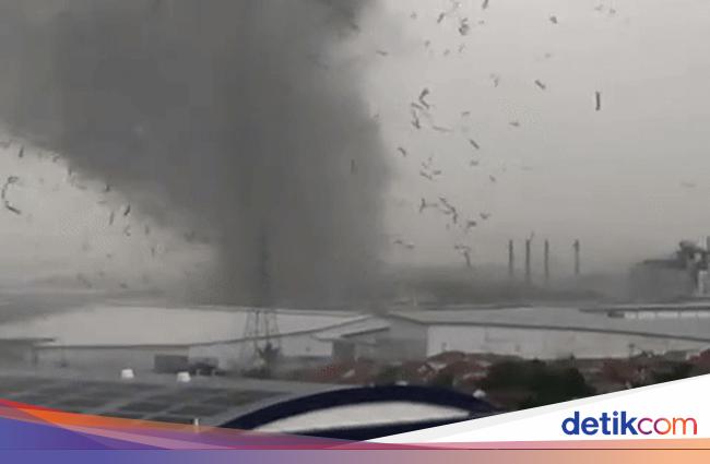 Tragis! Angin Puting Beliung Hantam Bandung-Sumedang